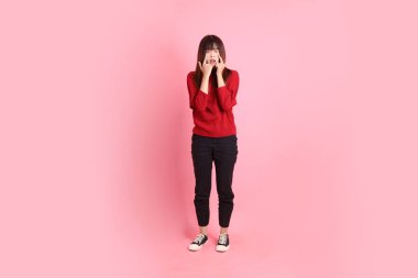 Mutlu Çin Yeni Yılı, kırmızı günlük tişörtlü Asyalı kadın hayal kırıklığına uğramış, pembe arka planda yalnız başına ağlayan. Gen Z