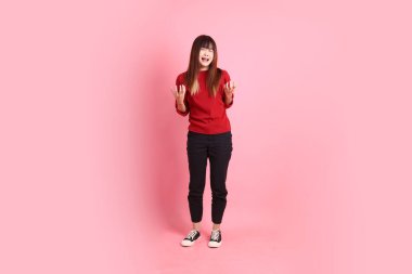 Mutlu Çin Yeni Yılı, kırmızı günlük tişörtlü Asyalı kadın hayal kırıklığına uğramış, pembe arka planda yalnız başına ağlayan. Gen Z