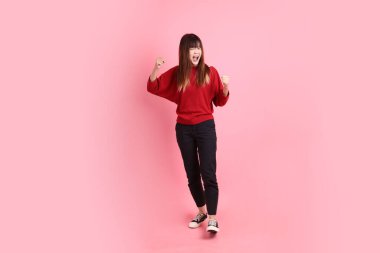 Mutlu Çin Yeni Yılı, pembe arka planda izole edilmiş öfkeli ve çığlıklar atan kırmızı tişörtlü Asyalı kadın. Gen Z