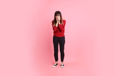 Mutlu Çin Yeni Yılı, pembe arka planda hastalıklı davranışları olan kırmızı günlük Asyalı kadın tişörtü. Gen Z