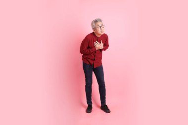 Mutlu Çin Yeni Yılı, resmi ve sıradan kırmızı tişörtlü Asyalı son sınıf öğrencisi yorgun, depresif ya da tembel ve pembe arka planda soyutlanmış..