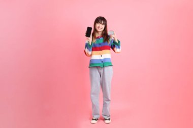 Renkli gökkuşağı kıyafetleri giyen Asyalı bir kadın ya da pembe arka planda megafon tutan bağrışma hareketleriyle sıradan görünen bir kadın. Gen Z