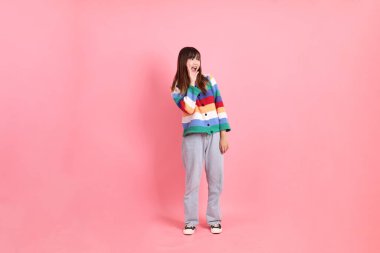 Renkli gökkuşağı kıyafetleri giyen Asyalı bir kadın ya da pembe arka planda megafon tutan bağrışma hareketleriyle sıradan görünen bir kadın. Gen Z