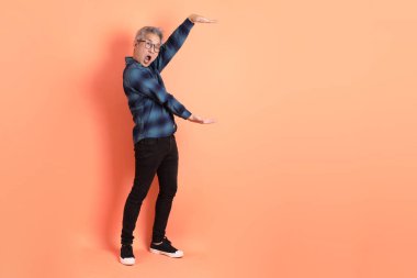 Yeşil ekose giysili Asyalı son sınıf öğrencisi. Gözlük takıyor. Üzerinde Ölçü Sembolü işareti var. Turist, akıllı gündelik.