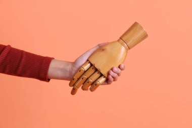 Sarı arka planda birden fazla pozu olan bir manken eli. Sembol, Kukla.