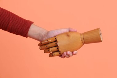 Sarı arka planda birden fazla pozu olan bir manken eli. Sembol, Kukla.