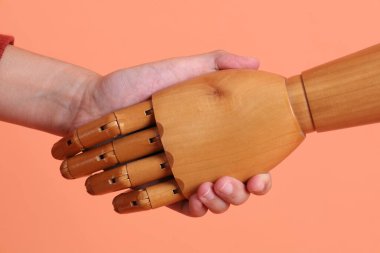 Sarı arka planda birden fazla pozu olan bir manken eli. Sembol, Kukla.