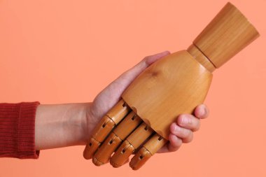 Sarı arka planda birden fazla pozu olan bir manken eli. Sembol, Kukla.