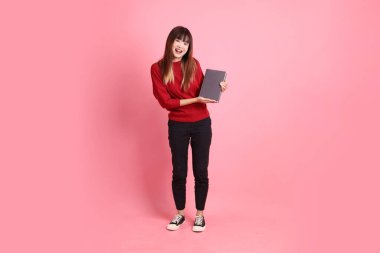 Kırmızı tişörtlü ya da sıradan giysili Asyalı kız öğrenci pembe arka planda okul çantası taşıyor. Gen Z