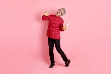 Yeni Çin yılın kutlu olsun. Asya 'nın son sınıf öğrencisi, geleneksel kırmızı Cheongsam Qipao ya da Changshan elbisesi giyiyor..