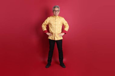 Yeni Çin yılın kutlu olsun. Asya 'nın son sınıf öğrencisi altın rengi Cheongsam Qipao ya da Changshan elbisesi giyiyor..