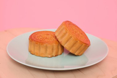 Geleneksel Çin tatlı ay pastası ya da pembe arka planda izole edilmiş Çin pastası. Çin Geleneksel Sonbahar Festivali, Ay Festivali.