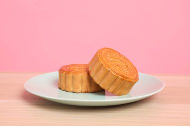 Geleneksel Çin tatlı ay pastası ya da pembe arka planda izole edilmiş Çin pastası. Çin Geleneksel Sonbahar Festivali, Ay Festivali.