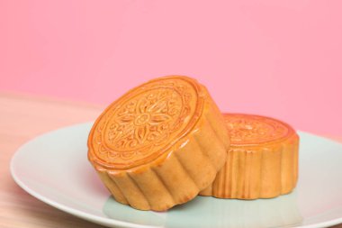 Geleneksel Çin tatlı ay pastası ya da pembe arka planda izole edilmiş Çin pastası. Çin Geleneksel Sonbahar Festivali, Ay Festivali.