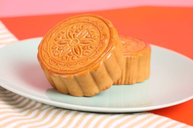 Geleneksel Çin tatlı ay çöreği ya da pembe ve turuncu arka planda Çin pastası. Çin Geleneksel Sonbahar Festivali, Ay Festivali.