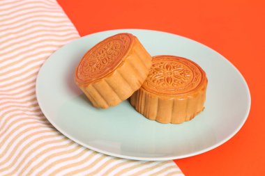 Geleneksel Çin tatlı ay çöreği ya da pembe ve turuncu arka planda Çin pastası. Çin Geleneksel Sonbahar Festivali, Ay Festivali.