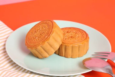 Geleneksel Çin tatlı ay çöreği ya da pembe ve turuncu arka planda Çin pastası. Çin Geleneksel Sonbahar Festivali, Ay Festivali.
