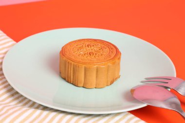 Geleneksel Çin tatlı ay çöreği ya da pembe ve turuncu arka planda Çin pastası. Çin Geleneksel Sonbahar Festivali, Ay Festivali.