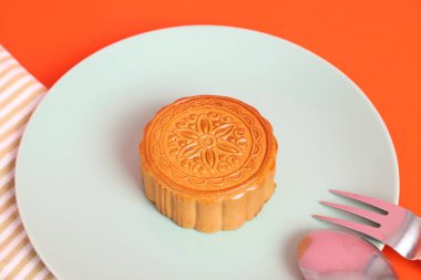 Geleneksel Çin tatlı ay çöreği ya da pembe ve turuncu arka planda Çin pastası. Çin Geleneksel Sonbahar Festivali, Ay Festivali.