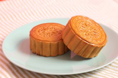 Geleneksel Çin tatlı ay pastası ya da pembe arka planda izole edilmiş Çin pastası. Çin Geleneksel Sonbahar Festivali, Ay Festivali.