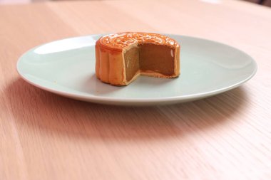 Geleneksel Çin tatlı ay pastası ya da pembe arka planda izole edilmiş Çin pastası. Çin Geleneksel Sonbahar Festivali, Ay Festivali.