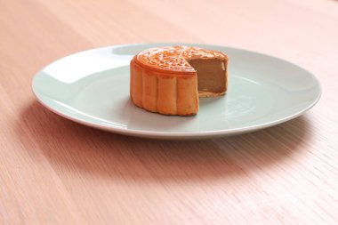 Geleneksel Çin tatlı ay pastası ya da pembe arka planda izole edilmiş Çin pastası. Çin Geleneksel Sonbahar Festivali, Ay Festivali.