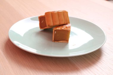 Geleneksel Çin tatlı ay pastası ya da pembe arka planda izole edilmiş Çin pastası. Çin Geleneksel Sonbahar Festivali, Ay Festivali.