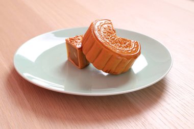 Geleneksel Çin tatlı ay pastası ya da pembe arka planda izole edilmiş Çin pastası. Çin Geleneksel Sonbahar Festivali, Ay Festivali.