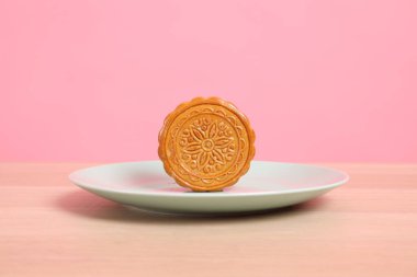Geleneksel Çin tatlı ay pastası ya da pembe arka planda izole edilmiş Çin pastası. Çin Geleneksel Sonbahar Festivali, Ay Festivali.