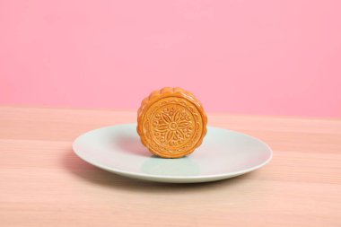 Geleneksel Çin tatlı ay pastası ya da pembe arka planda izole edilmiş Çin pastası. Çin Geleneksel Sonbahar Festivali, Ay Festivali.