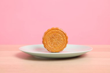 Geleneksel Çin tatlı ay pastası ya da pembe arka planda izole edilmiş Çin pastası. Çin Geleneksel Sonbahar Festivali, Ay Festivali.