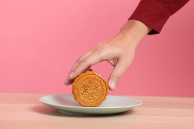 Geleneksel Çin usulü ay çöreği ya da pembe arka planda Çin usulü pasta. Çin Geleneksel Sonbahar Festivali, Ay Festivali.