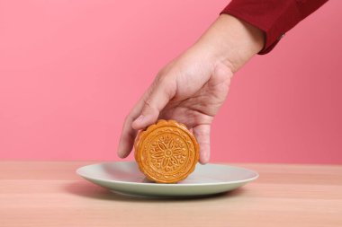 Geleneksel Çin usulü ay çöreği ya da pembe arka planda Çin usulü pasta. Çin Geleneksel Sonbahar Festivali, Ay Festivali.