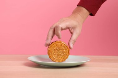 Geleneksel Çin usulü ay çöreği ya da pembe arka planda Çin usulü pasta. Çin Geleneksel Sonbahar Festivali, Ay Festivali.