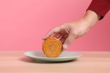 Geleneksel Çin usulü ay çöreği ya da pembe arka planda Çin usulü pasta. Çin Geleneksel Sonbahar Festivali, Ay Festivali.