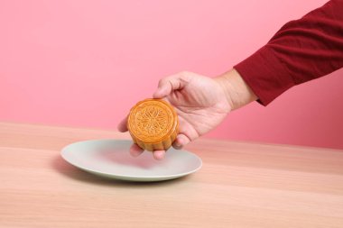 Geleneksel Çin usulü ay çöreği ya da pembe arka planda Çin usulü pasta. Çin Geleneksel Sonbahar Festivali, Ay Festivali.