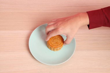 Geleneksel Çin usulü ay çöreği ya da pembe arka planda Çin usulü pasta. Çin Geleneksel Sonbahar Festivali, Ay Festivali.