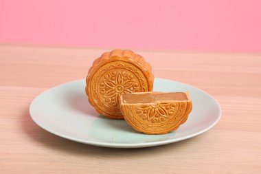 Geleneksel Çin tatlı ay pastası ya da pembe arka planda izole edilmiş Çin pastası. Çin Geleneksel Sonbahar Festivali, Ay Festivali.