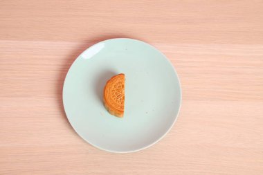 Geleneksel Çin tatlı ay pastası ya da pembe arka planda izole edilmiş Çin pastası. Çin Geleneksel Sonbahar Festivali, Ay Festivali.