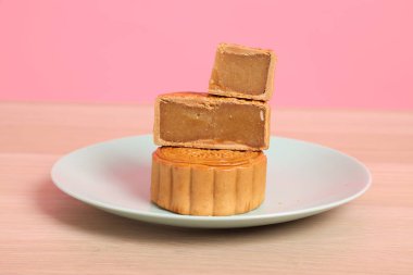 Geleneksel Çin tatlı ay pastası ya da pembe arka planda izole edilmiş Çin pastası. Çin Geleneksel Sonbahar Festivali, Ay Festivali.