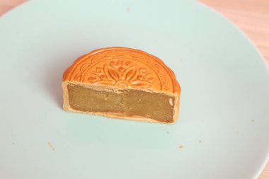 Geleneksel Çin tatlı ay pastası ya da pembe arka planda izole edilmiş Çin pastası. Çin Geleneksel Sonbahar Festivali, Ay Festivali.