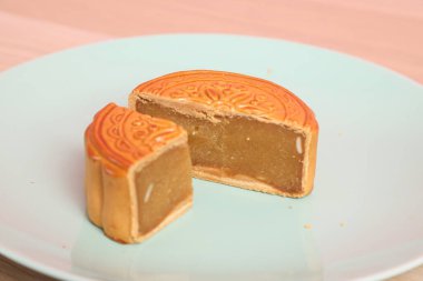 Geleneksel Çin tatlı ay pastası ya da pembe arka planda izole edilmiş Çin pastası. Çin Geleneksel Sonbahar Festivali, Ay Festivali.