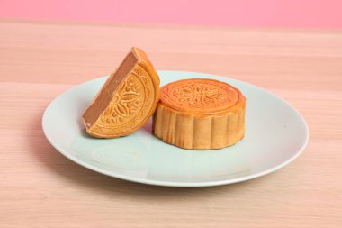 Geleneksel Çin tatlı ay pastası ya da pembe arka planda izole edilmiş Çin pastası. Çin Geleneksel Sonbahar Festivali, Ay Festivali.