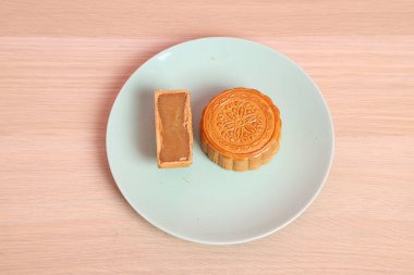 Geleneksel Çin tatlı ay pastası ya da pembe arka planda izole edilmiş Çin pastası. Çin Geleneksel Sonbahar Festivali, Ay Festivali.