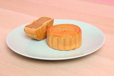 Geleneksel Çin tatlı ay pastası ya da pembe arka planda izole edilmiş Çin pastası. Çin Geleneksel Sonbahar Festivali, Ay Festivali.