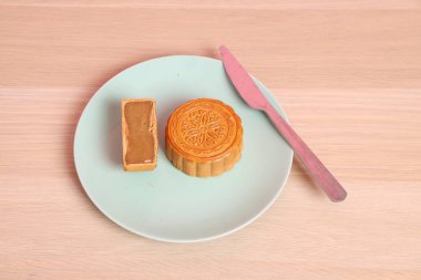 Geleneksel Çin tatlı ay pastası ya da pembe arka planda izole edilmiş Çin pastası. Çin Geleneksel Sonbahar Festivali, Ay Festivali.