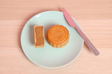 Geleneksel Çin tatlı ay pastası ya da pembe arka planda izole edilmiş Çin pastası. Çin Geleneksel Sonbahar Festivali, Ay Festivali.