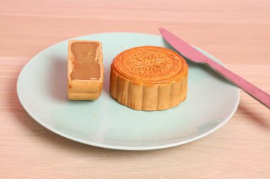 Geleneksel Çin tatlı ay pastası ya da pembe arka planda izole edilmiş Çin pastası. Çin Geleneksel Sonbahar Festivali, Ay Festivali.