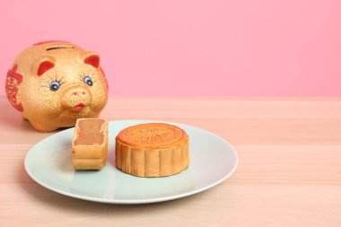 Geleneksel Çin tatlı ay pastası ya da pembe arka planda izole edilmiş Çin pastası. Çin Geleneksel Sonbahar Festivali, Ay Festivali.