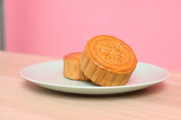 Geleneksel Çin tatlı ay pastası ya da pembe arka planda izole edilmiş Çin pastası. Çin Geleneksel Sonbahar Festivali, Ay Festivali.